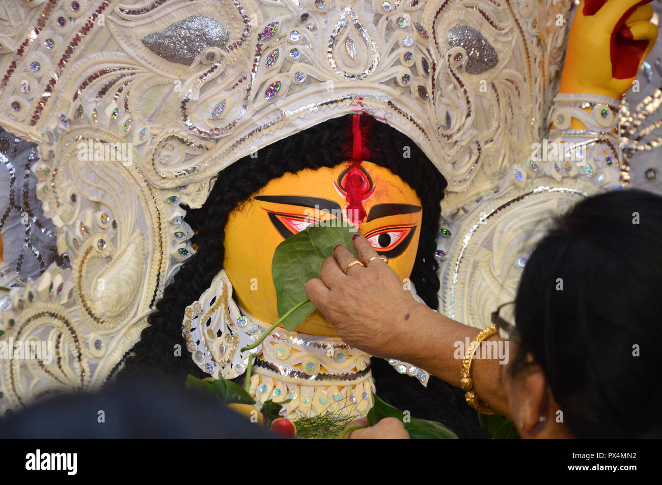 Navratri / Durga Puja à Calcutta, l'Inde se termine par la célébration de 'indoor' Khela. (Rmillion "jeu"). Les femmes spécialement les femmes bengali hindou e frottis Banque D'Images