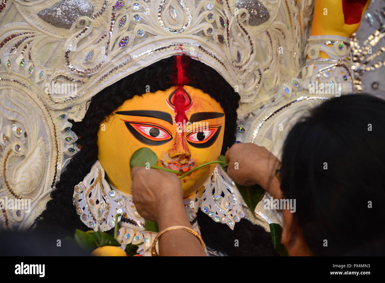 Navratri / Durga Puja à Calcutta, l'Inde se termine par la célébration de 'indoor' Khela. (Rmillion "jeu"). Les femmes spécialement les femmes bengali hindou e frottis Banque D'Images