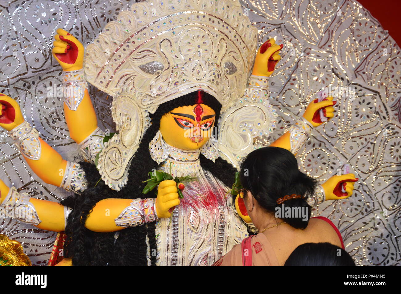 Navratri / Durga Puja à Calcutta, l'Inde se termine par la célébration de 'indoor' Khela. (Rmillion "jeu"). Les femmes spécialement les femmes bengali hindou e frottis Banque D'Images