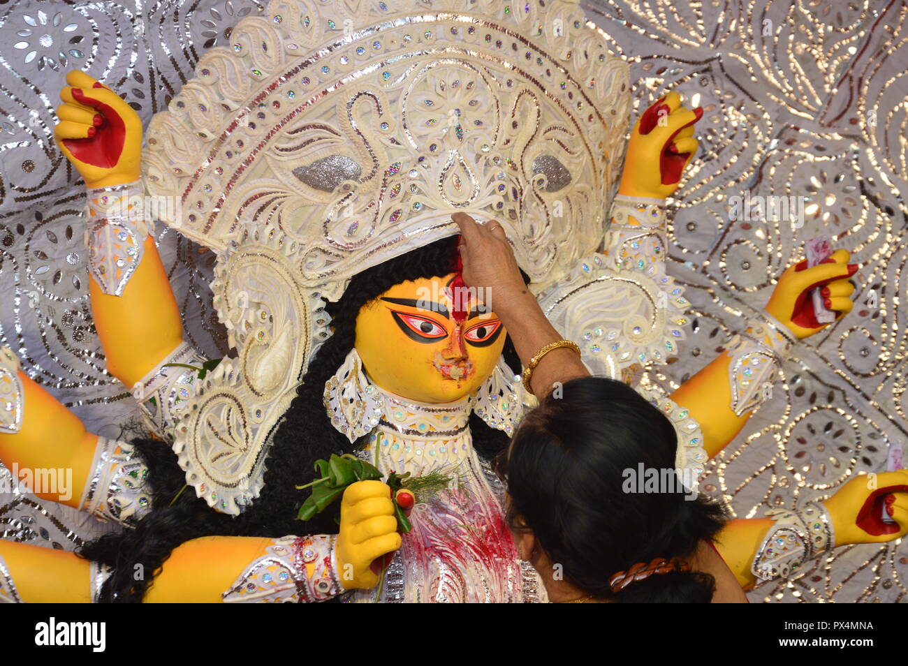 Navratri / Durga Puja à Calcutta, l'Inde se termine par la célébration de 'indoor' Khela. (Rmillion "jeu"). Les femmes spécialement les femmes bengali hindou e frottis Banque D'Images