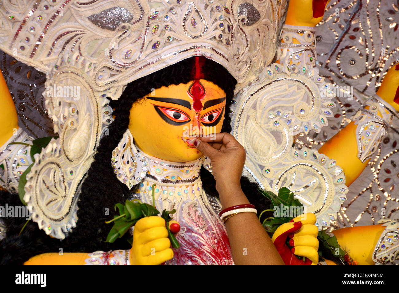 Navratri / Durga Puja à Calcutta, l'Inde se termine par la célébration de 'indoor' Khela. (Rmillion "jeu"). Les femmes spécialement les femmes bengali hindou e frottis Banque D'Images