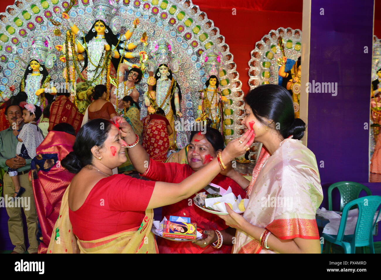 Navratri / Durga Puja à Calcutta, l'Inde se termine par la célébration de 'indoor' Khela. (Rmillion "jeu"). Les femmes spécialement les femmes bengali hindou e frottis Banque D'Images