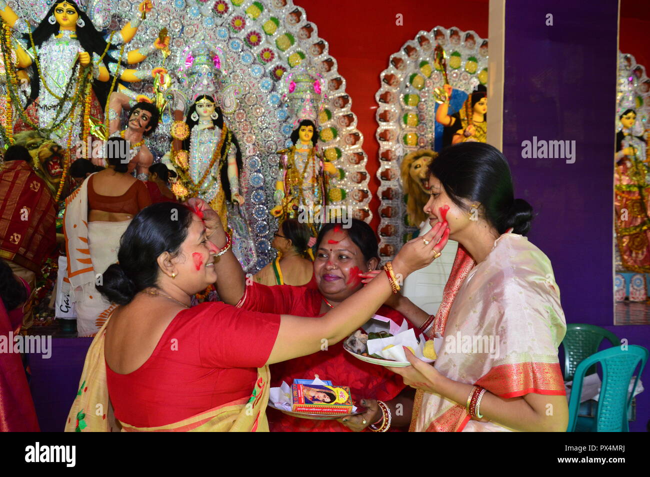 Navratri / Durga Puja à Calcutta, l'Inde se termine par la célébration de 'indoor' Khela. (Rmillion "jeu"). Les femmes spécialement les femmes bengali hindou e frottis Banque D'Images