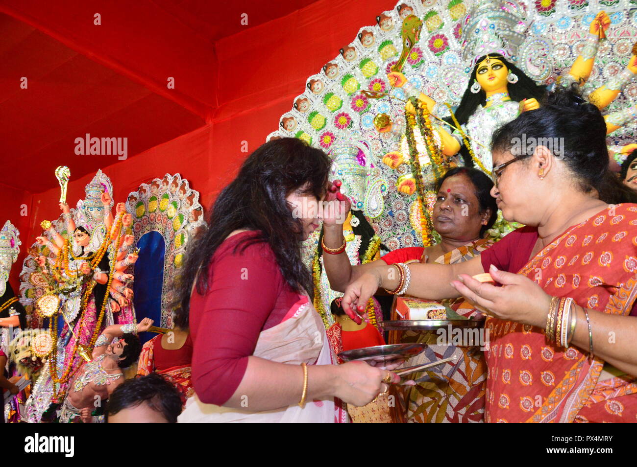 Navratri / Durga Puja à Calcutta, l'Inde se termine par la célébration de 'indoor' Khela. (Rmillion "jeu"). Les femmes spécialement les femmes bengali hindou e frottis Banque D'Images