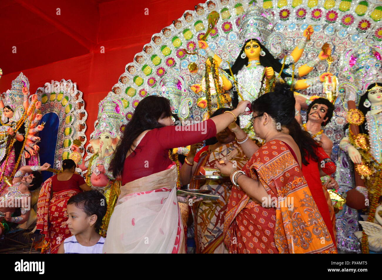 Navratri / Durga Puja à Calcutta, l'Inde se termine par la célébration de 'indoor' Khela. (Rmillion "jeu"). Les femmes spécialement les femmes bengali hindou e frottis Banque D'Images