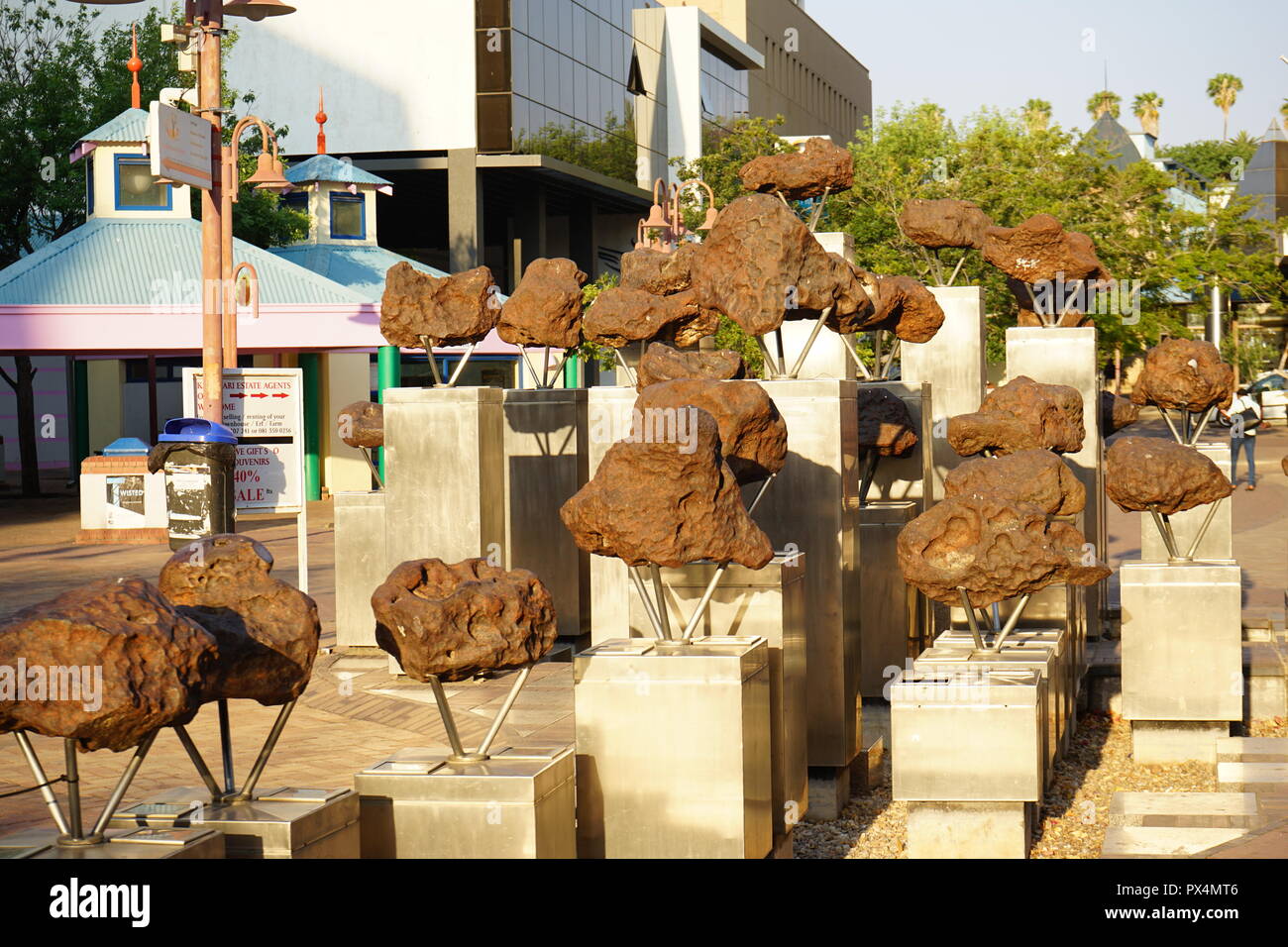 Gabaon, Bruchstücke des Gibeon-Meteorit, Post Street Mall, Windhoek, Namibie, Afrique Banque D'Images