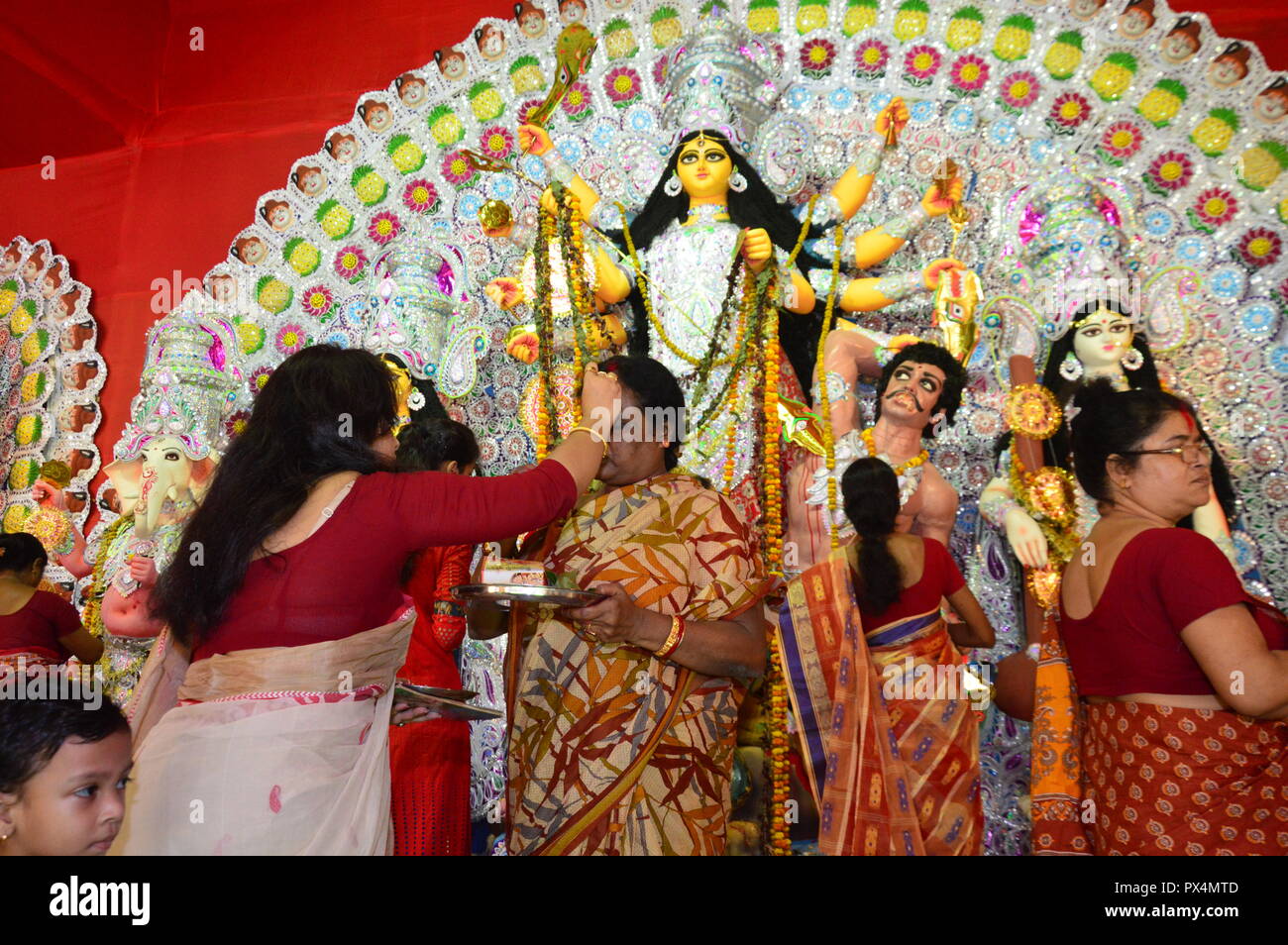 Navratri / Durga Puja à Calcutta, l'Inde se termine par la célébration de 'indoor' Khela. (Rmillion "jeu"). Les femmes spécialement les femmes bengali hindou e frottis Banque D'Images