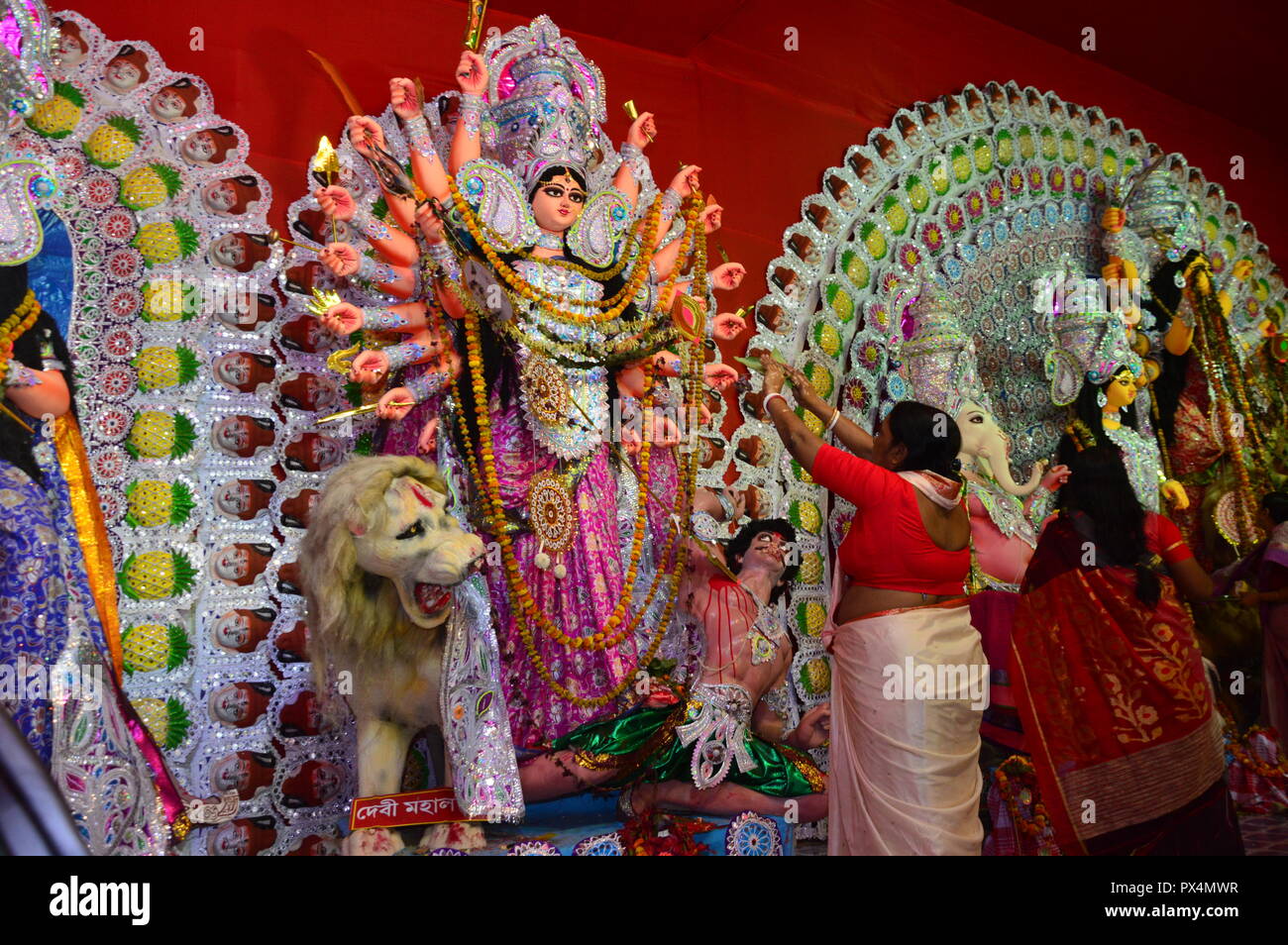 Navratri / Durga Puja à Calcutta, l'Inde se termine par la célébration de 'indoor' Khela. (Rmillion "jeu"). Les femmes spécialement les femmes bengali hindou e frottis Banque D'Images