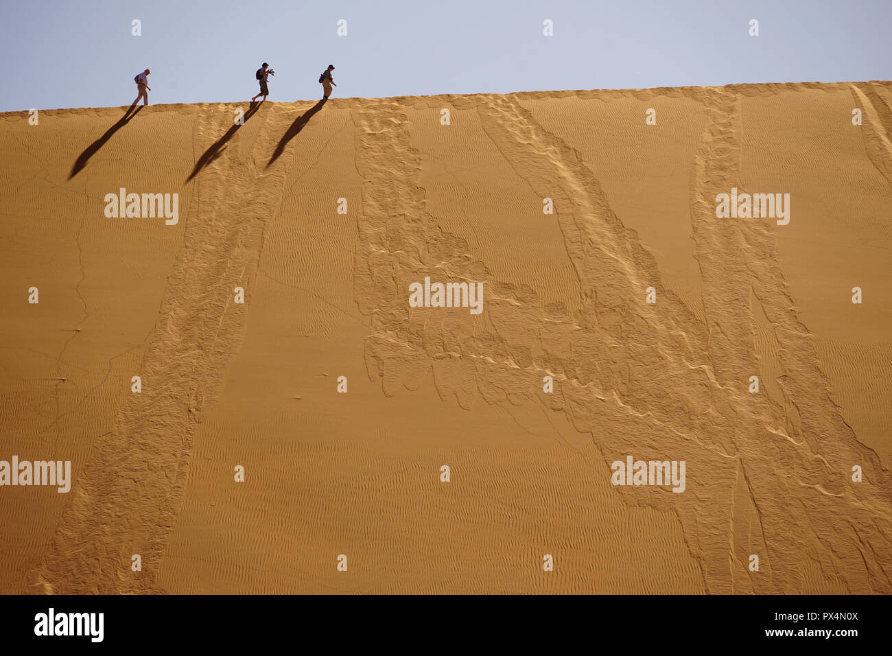 Touristen laufen auf dem Kamm der Düne, Sossusvlei, Namibie, Afrique Banque D'Images