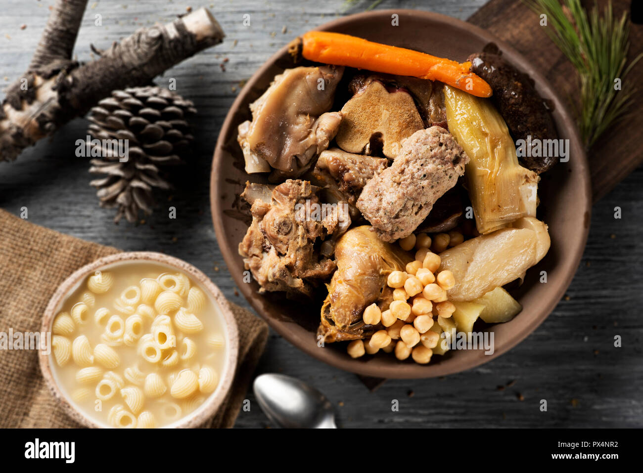 Sopa de galets ou escudella de Nadal, et carn d olla, soupe de pâtes et de galets avec la viande et les légumes utilisés dans le bouillon, généralement consommés sur le Christ Banque D'Images