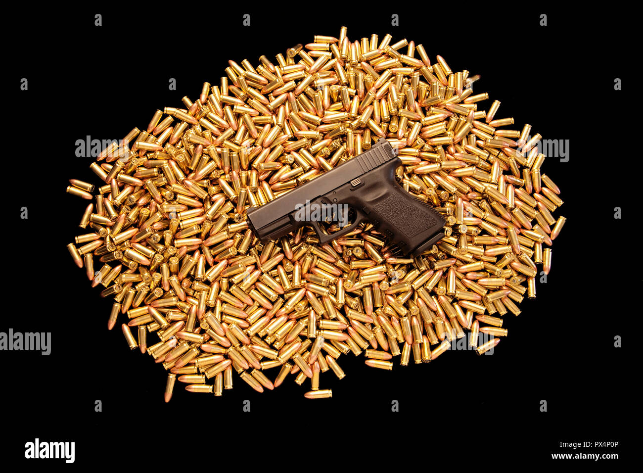 Poing chargée reposant sur des tas de balles réelles. Banque D'Images