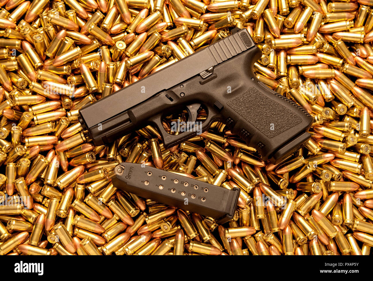 Pistolet 9 mm avec chargeur plein et de balles réelles Banque D'Images