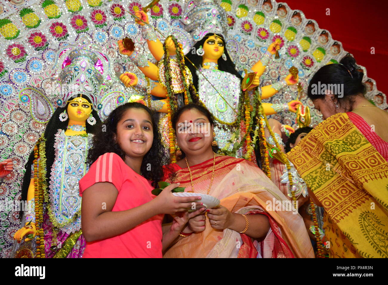 Navratri / Durga Puja à Calcutta, l'Inde se termine par la célébration de 'indoor' Khela. (Rmillion "jeu"). Les femmes spécialement les femmes bengali hindou e frottis Banque D'Images