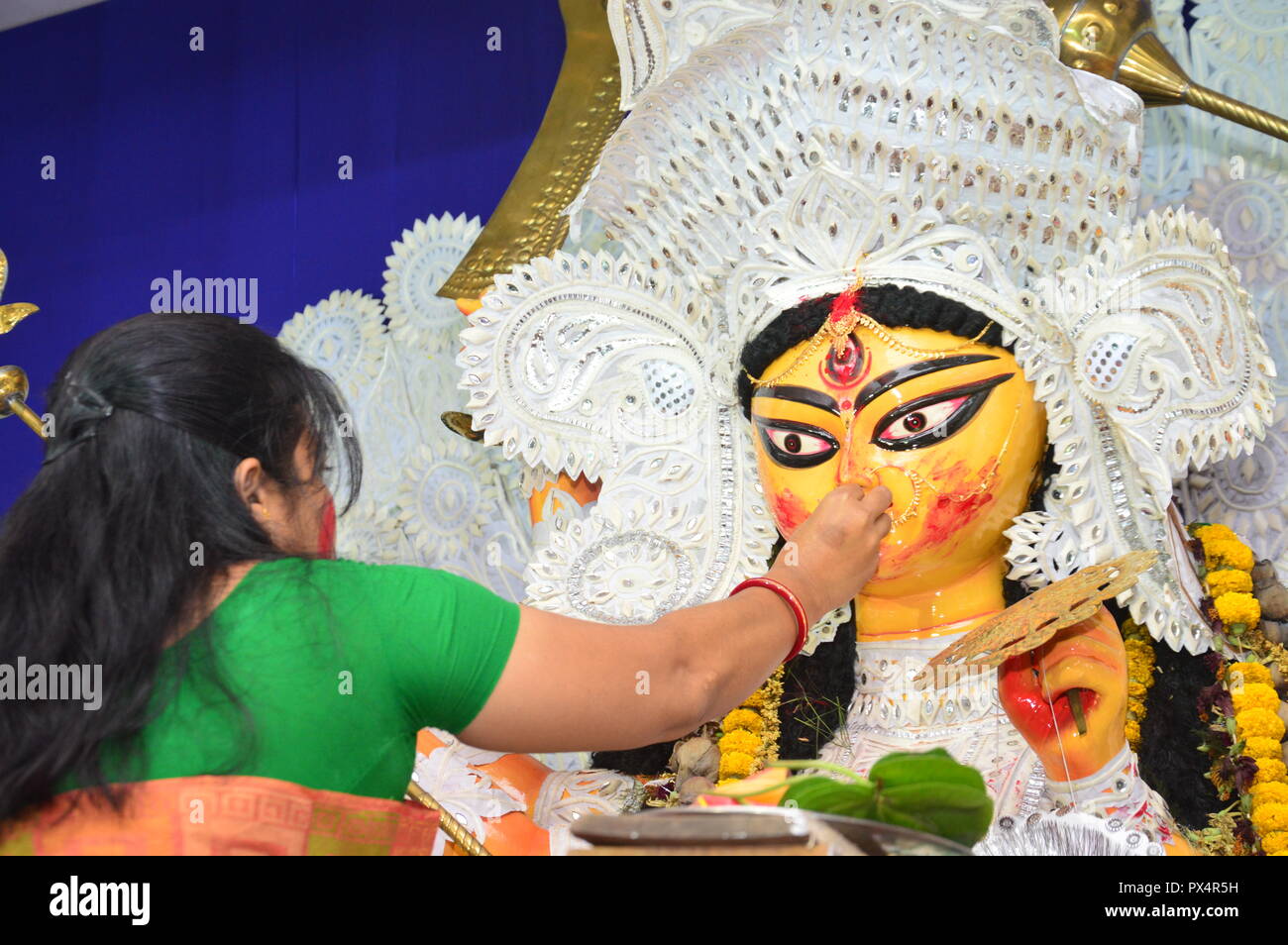 Navratri / Durga Puja à Calcutta, l'Inde se termine par la célébration de 'indoor' Khela. (Rmillion "jeu"). Les femmes spécialement les femmes bengali hindou e frottis Banque D'Images