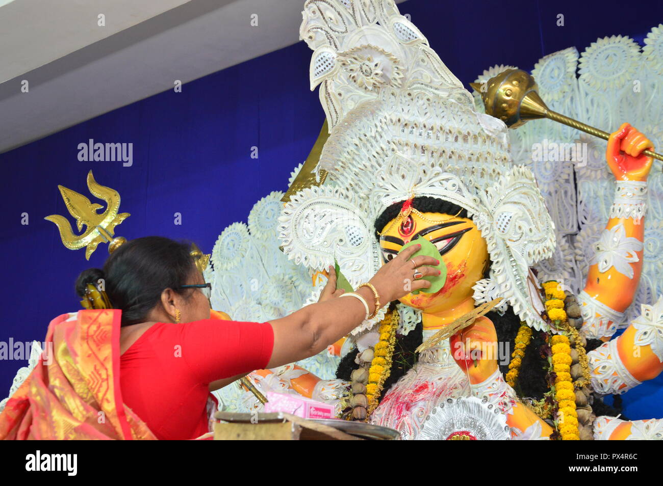 Navratri / Durga Puja à Calcutta, l'Inde se termine par la célébration de 'indoor' Khela. (Rmillion "jeu"). Les femmes spécialement les femmes bengali hindou e frottis Banque D'Images