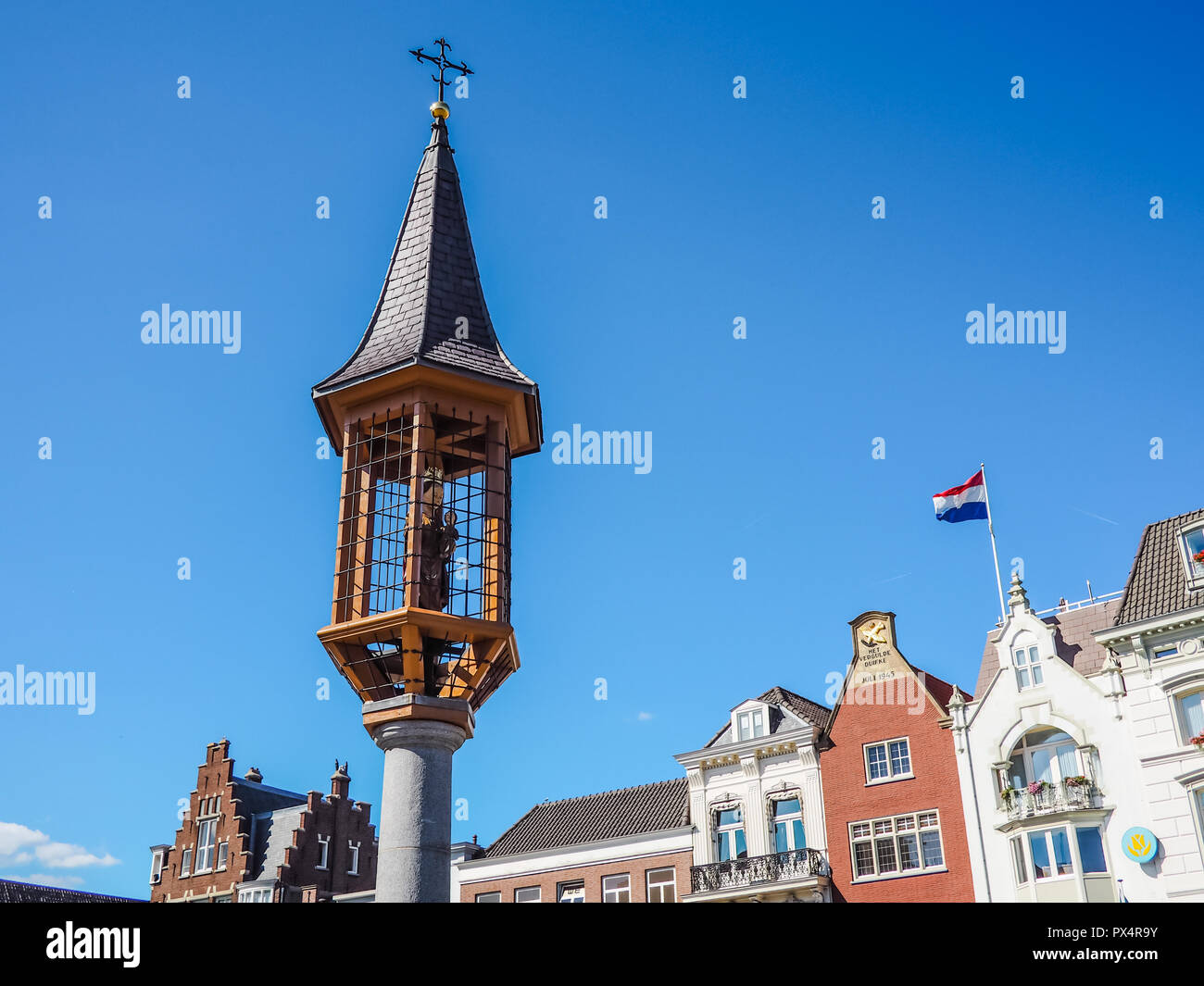 Tourelle avec statue de Sainte Marie portant Jésus sur la place du marché, dans le centre-ville de 's-Hertogenbosch aux Pays-Bas Banque D'Images