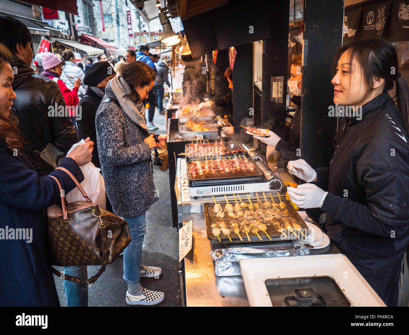 Marché aux poissons Tsukiji Tokyo - Tokyo Fish Market Street la nourriture est préparée dans l'un des nombreux étals de fruits de mer du marché extérieur Tsukiji Fish Market Banque D'Images