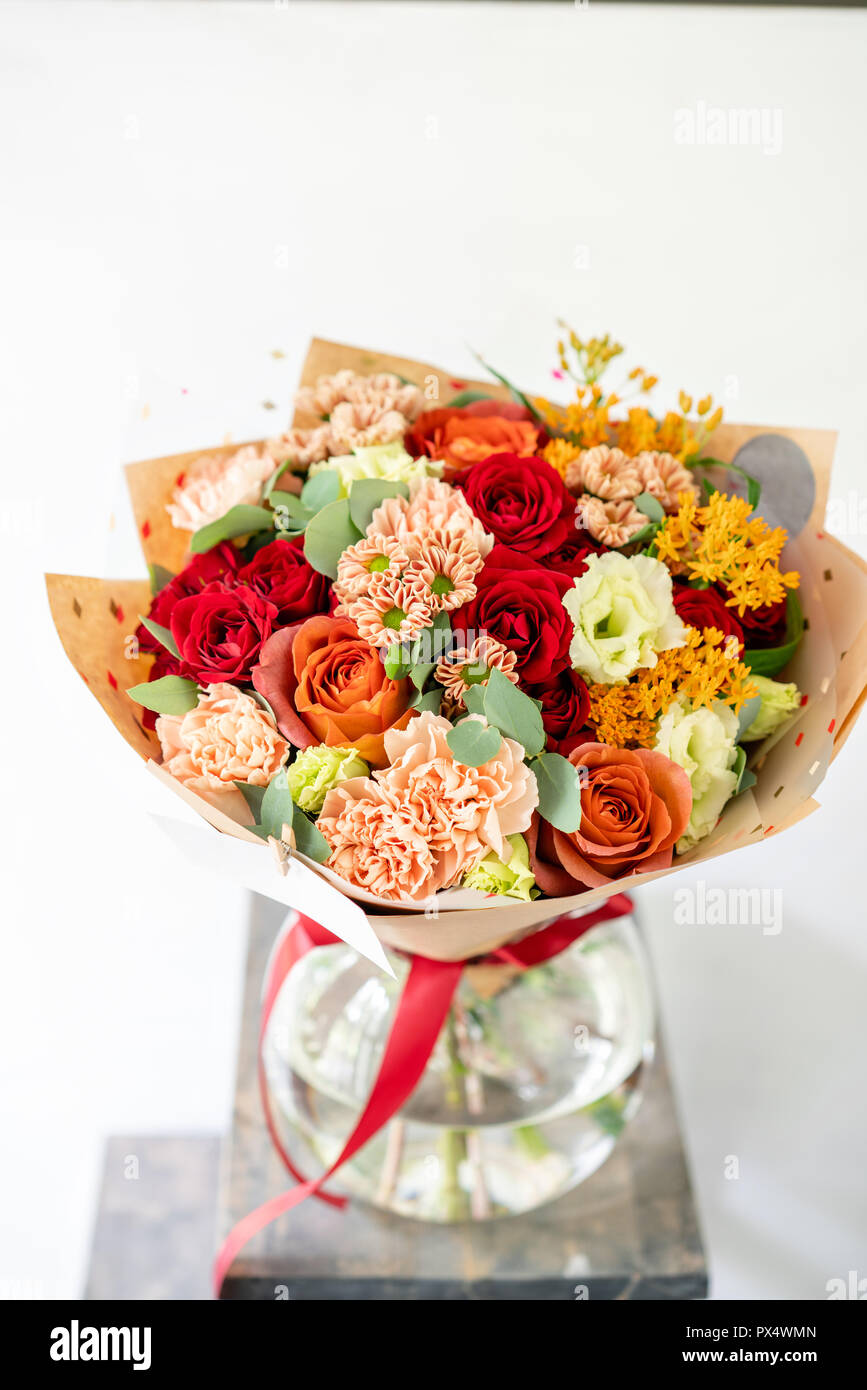 Beau bouquet de fleurs de printemps. arrangement avec différentes couleurs  de vase en verre sur l'ancienne table lumineuse Photo Stock - Alamy