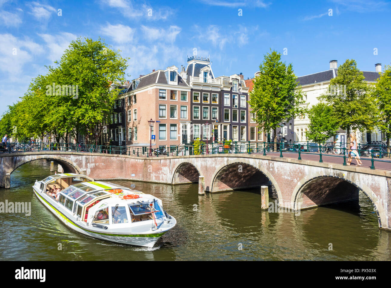 L'Amsterdam canal bateau sous les ponts du canal Leidsegracht au croisement avec canal Keizergracht Amsterdam Pays-Bas Hollande eu Europe Banque D'Images