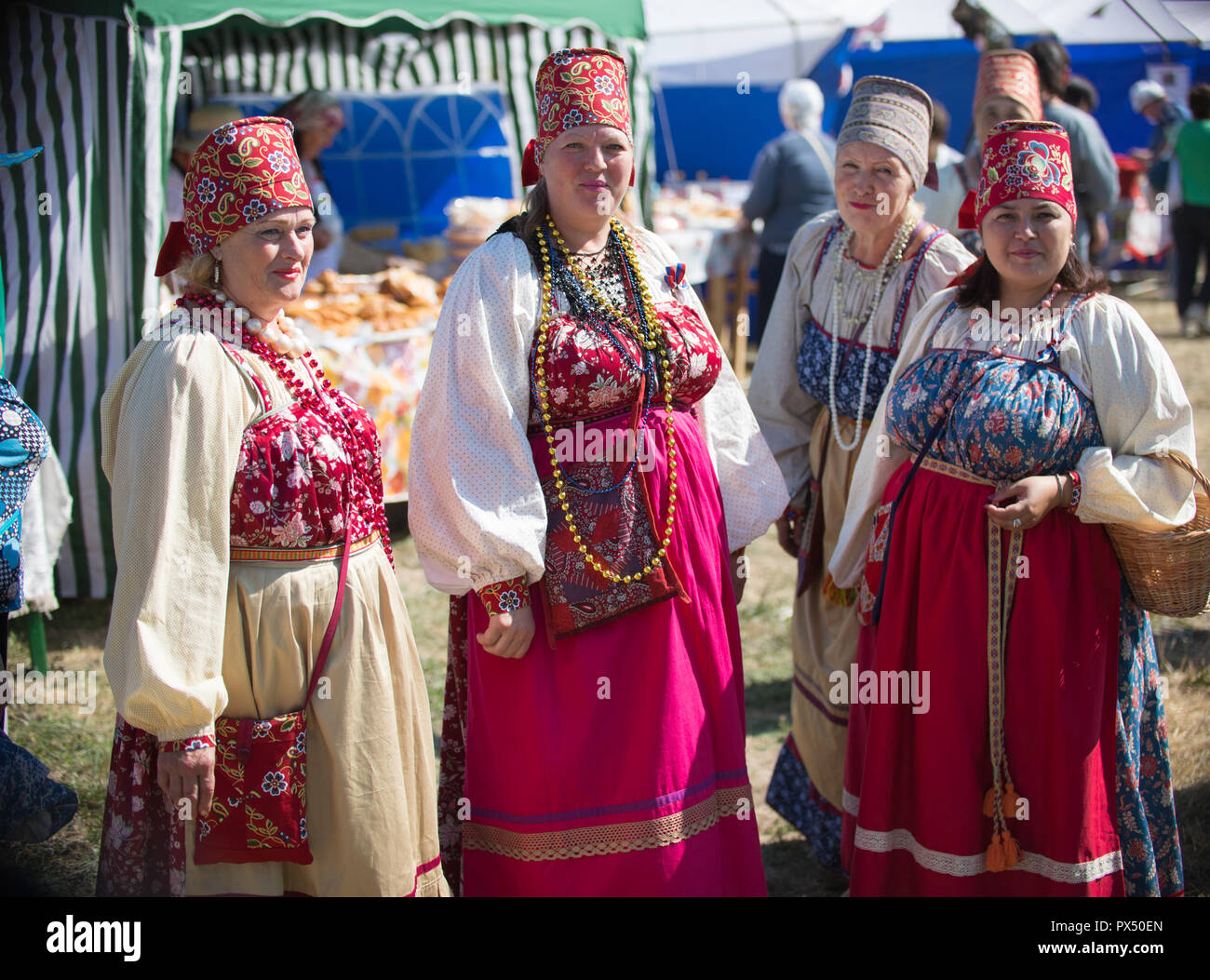 Costume folklorique russe Banque de photographies et d'images à haute  résolution - Alamy