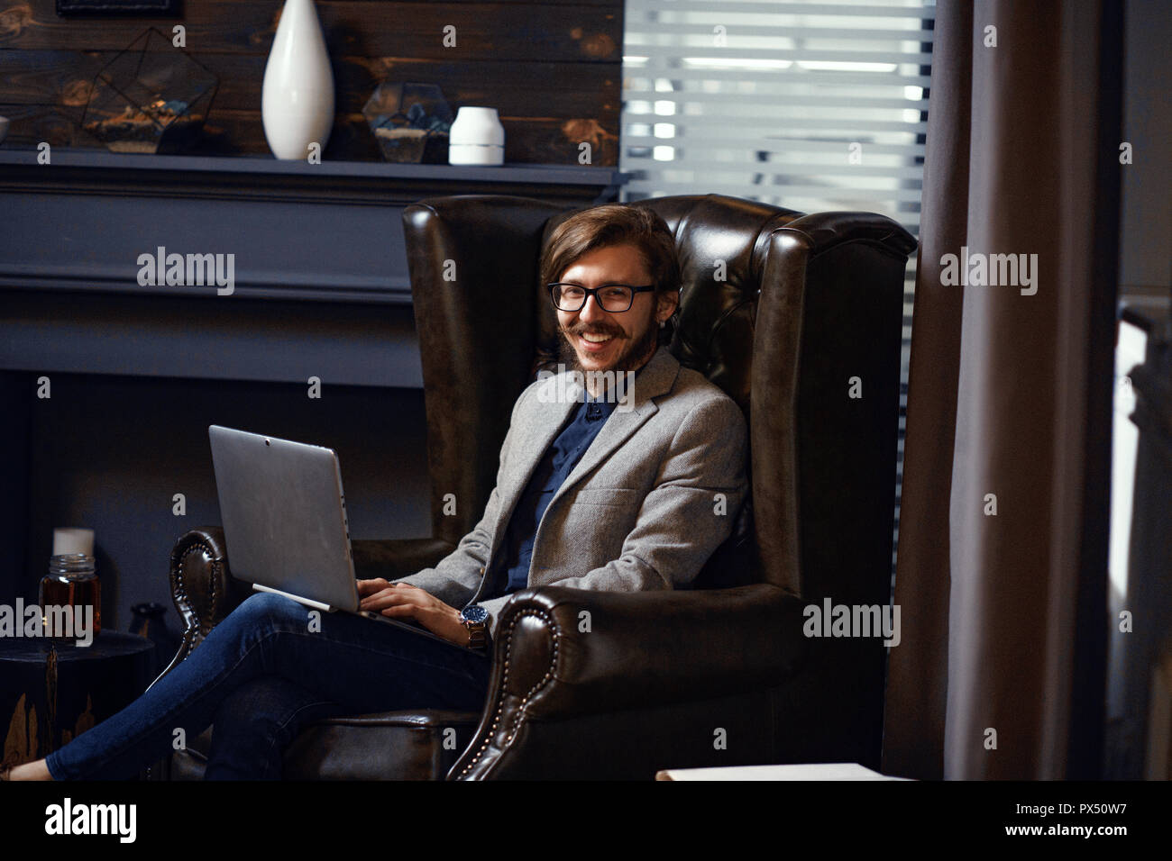 Happy Smiling young man sitting in office de co-working room Banque D'Images