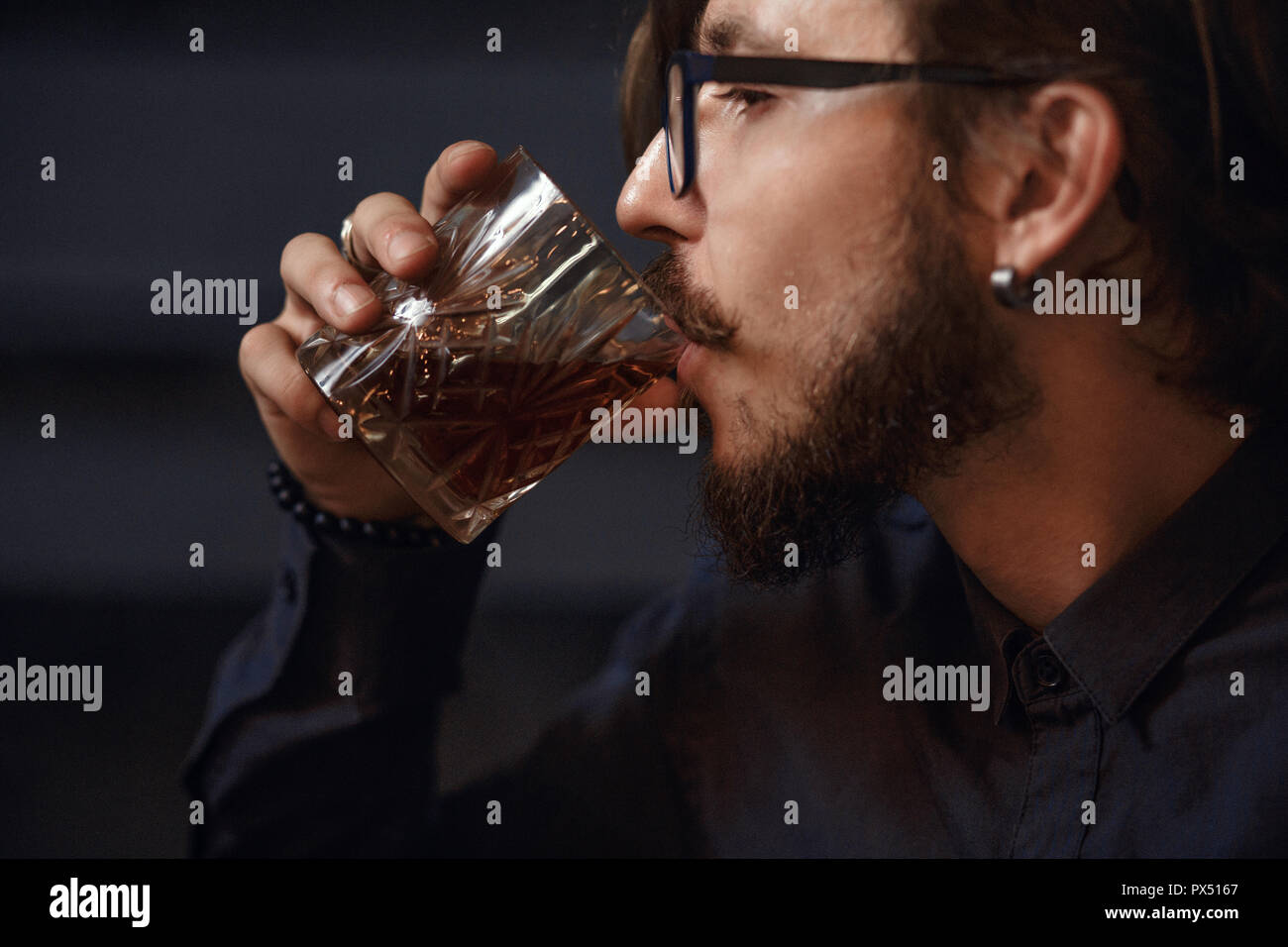 Fumeurs man drinking whiskey Banque D'Images