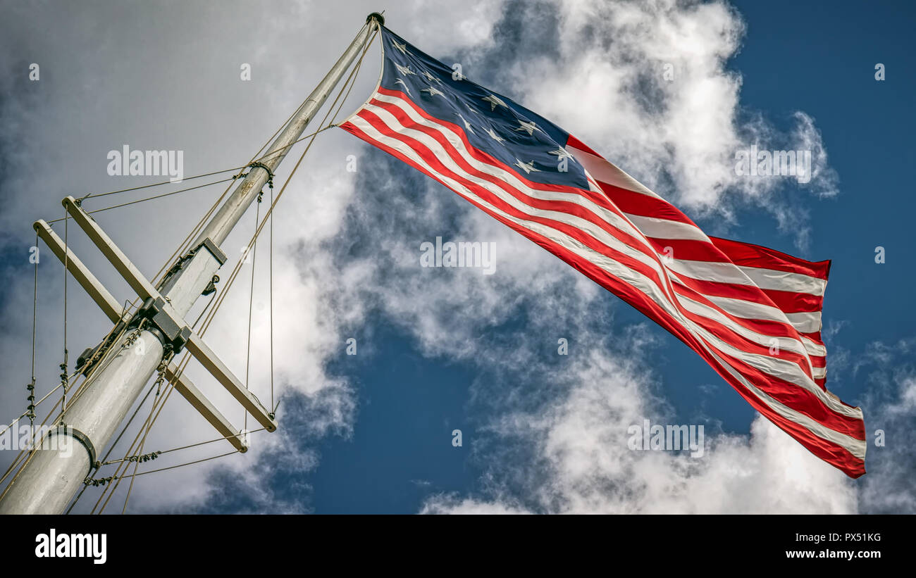 Un drapeau américain 15 étoiles sur un poteau, par un jour de vent. Banque D'Images