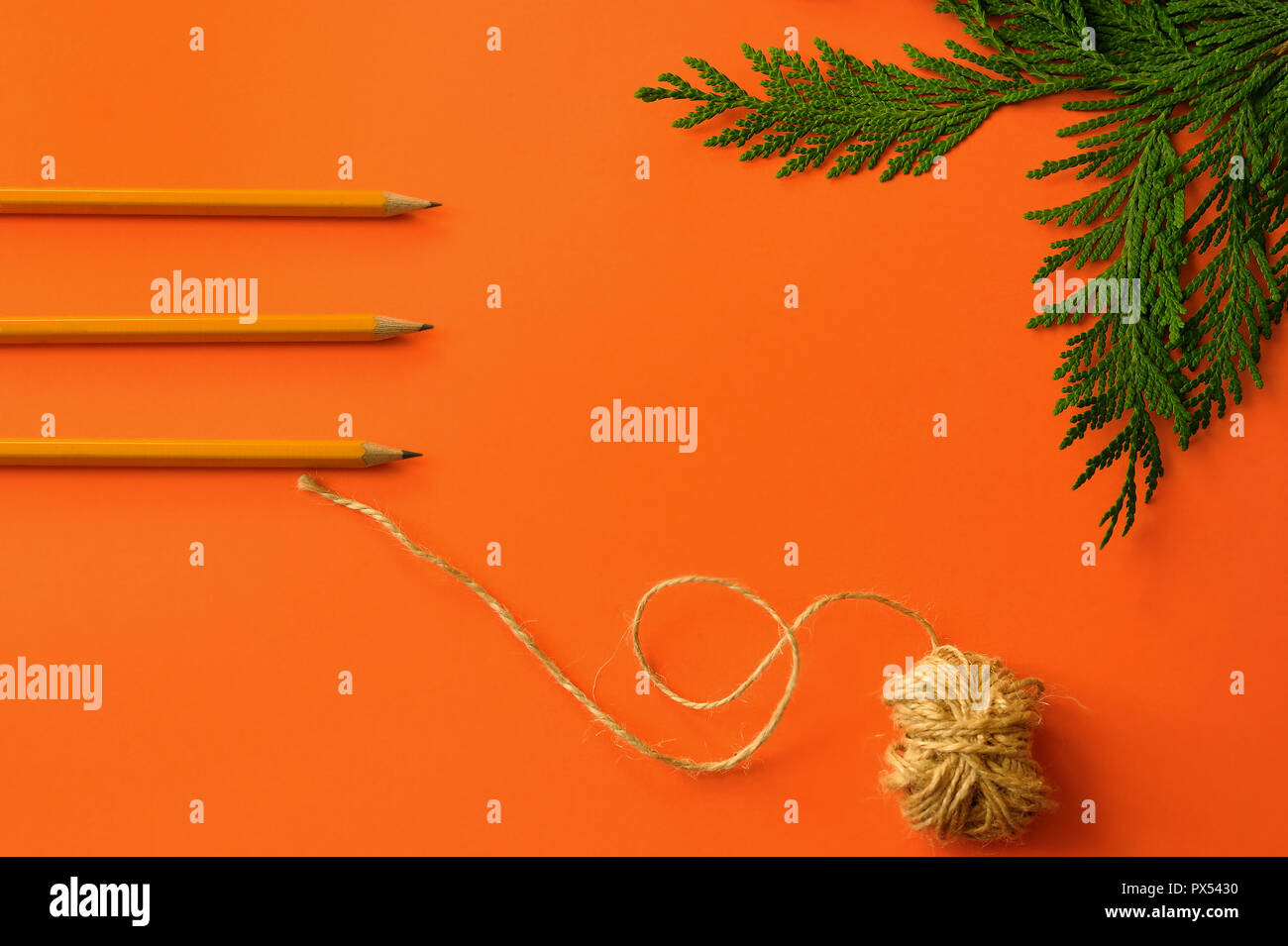 Carton Orange avec trois simples crayons pour dessiner. Banque D'Images