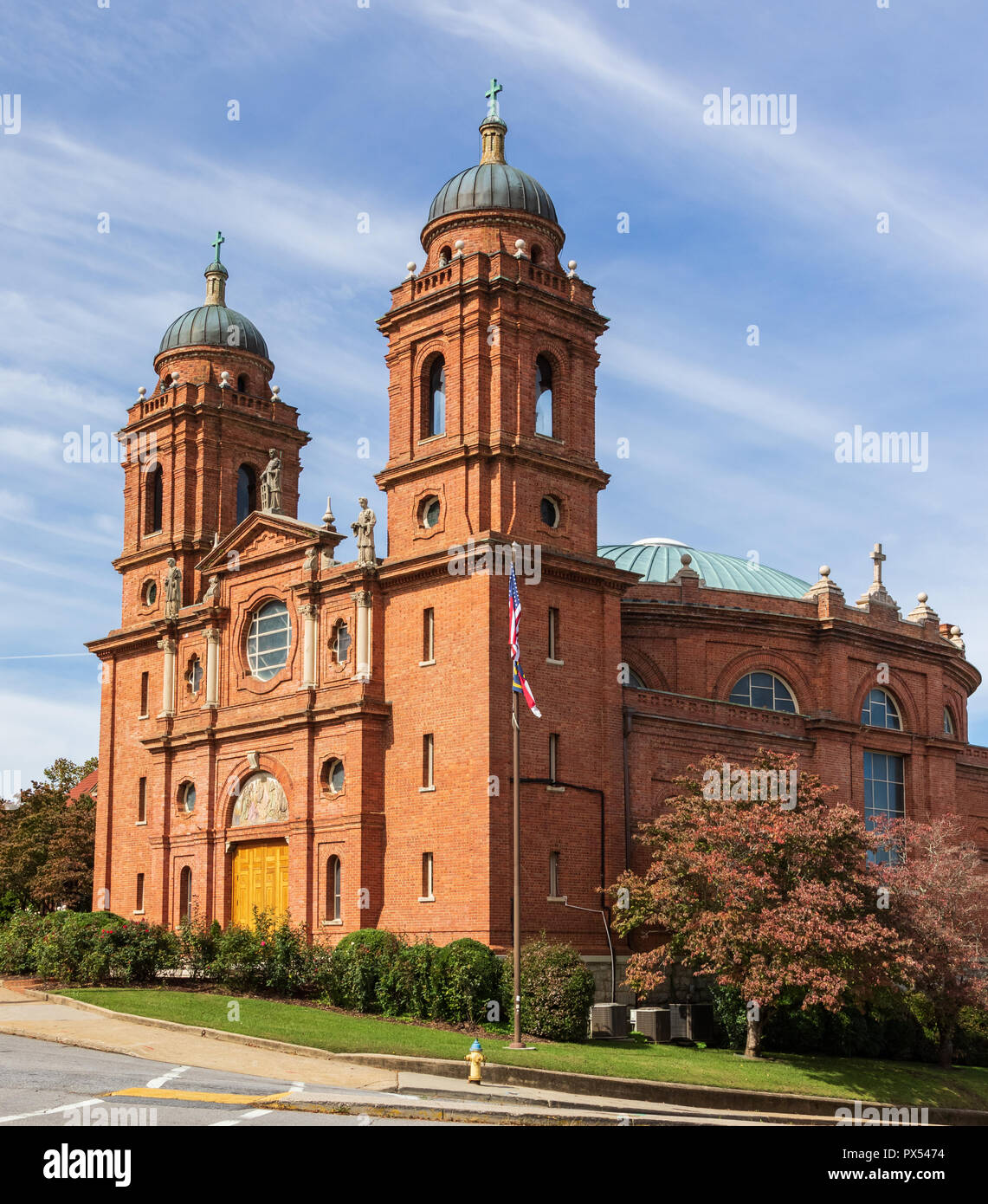 ASHEVILLE, NC, USA-10/17/18 : La Basilique de Saint Laurent à Asheville, une église catholique, étant donné le titre de "basilique". Banque D'Images
