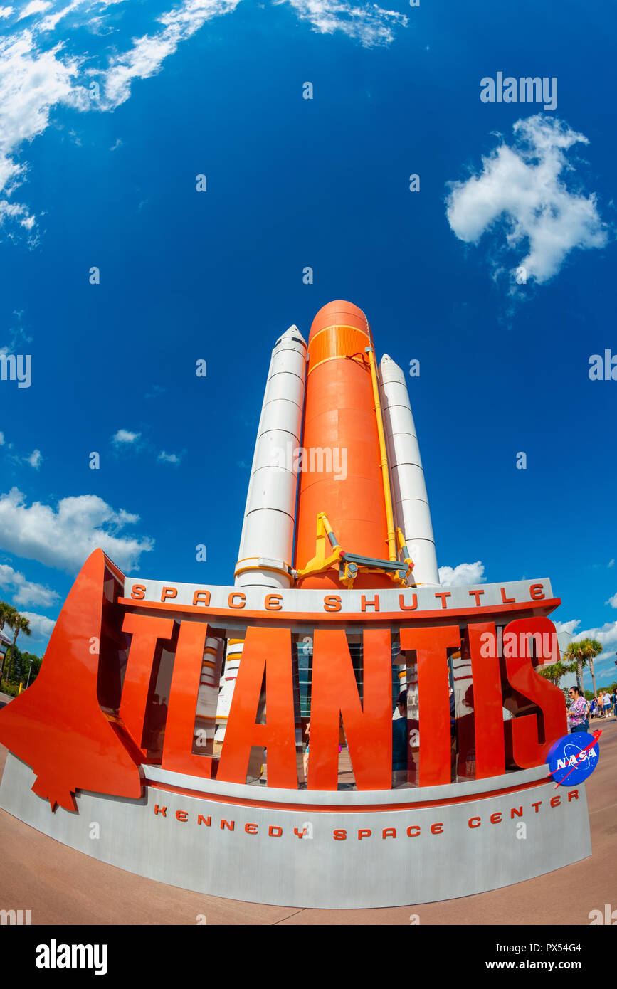 Vue fisheye sur la navette spatiale Atlantis au Kennedy Space Center Visitor Complex de Cap Canaveral en Floride USA Banque D'Images