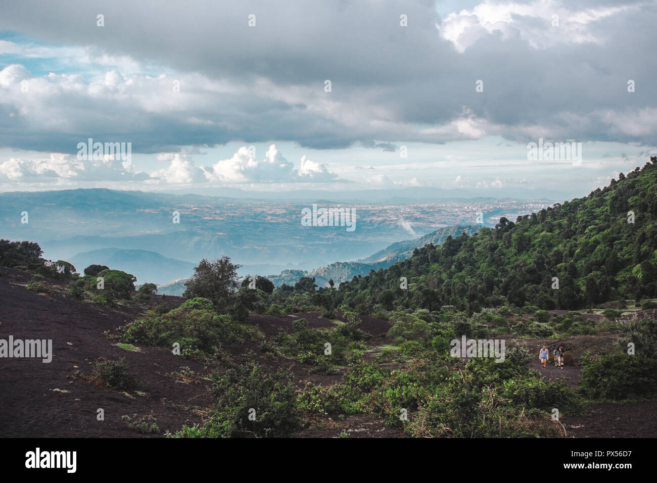 Les touristes randonnée pédestre thehanging paysages à travers le volcan Pacaya, un des volcans les plus actifs au Guatemala, à partir de la roche volcanique noire de forêts luxuriantes Banque D'Images