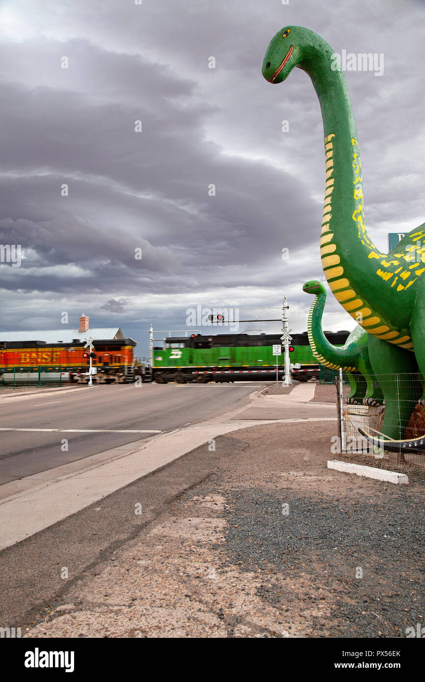 Les Dinosaures au Rainbow Rock Shop avec le train sur l'Atlantic & Pacific Railroad en arrière-plan. Holbrook, Arizona, USA Banque D'Images