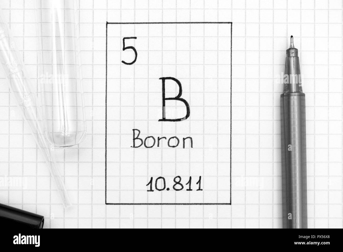 Le tableau périodique des éléments. L'élément chimique de l'écriture B bore avec stylo noir, tube à essai et pipette. Close-up. Banque D'Images
