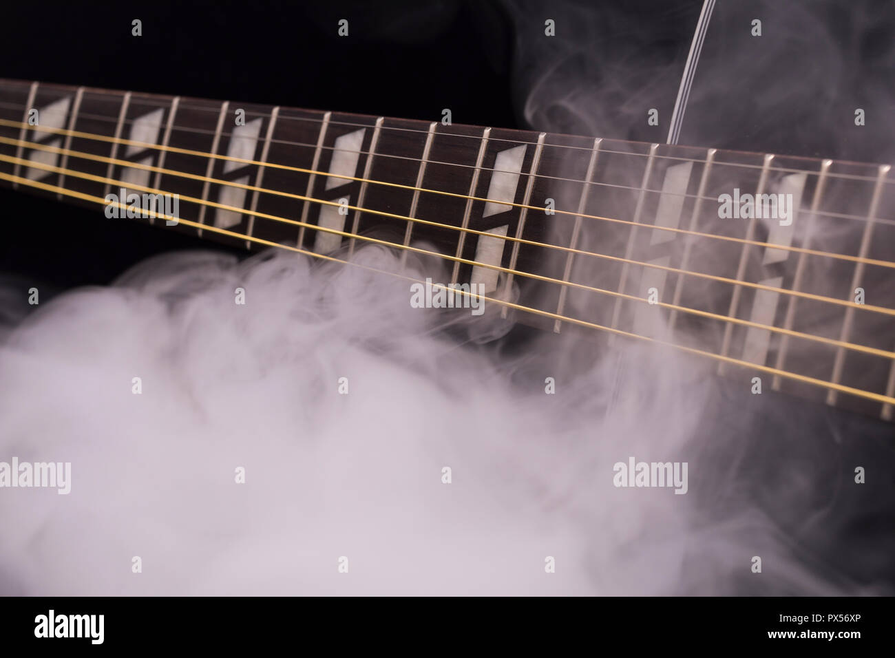 Une partie d'une guitare classique en noir sur fond noir de fumée Photo  Stock - Alamy