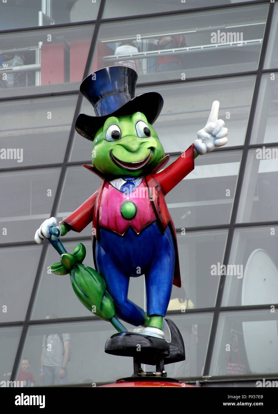 Un merveilleux modèle du personnage de Disney, Jiminy Cricket, à l'extérieur d'une boutique quelque part. Banque D'Images