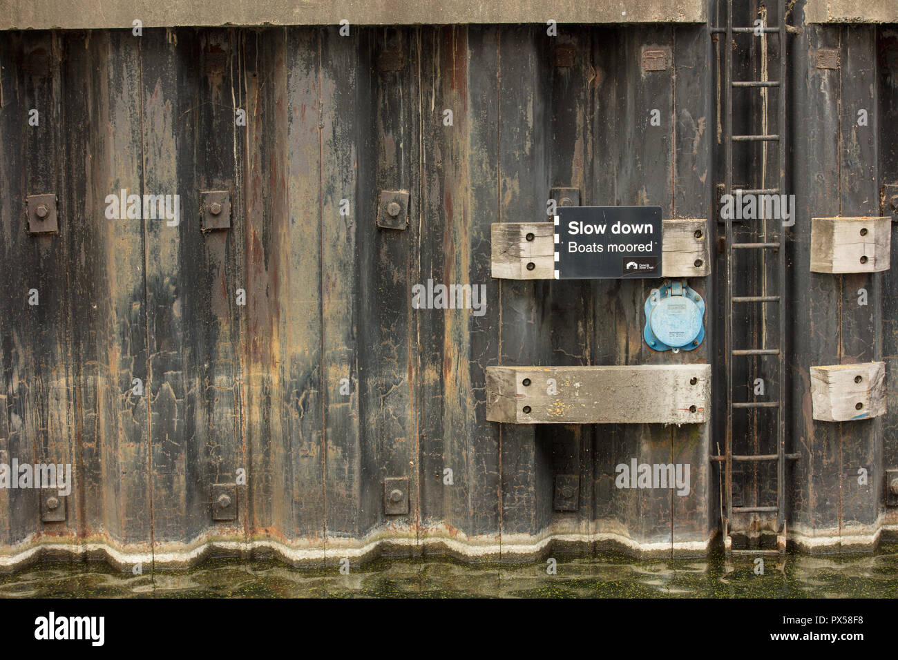 Détail du côté du mur de la rivière et du point d'amarrage. Banque D'Images