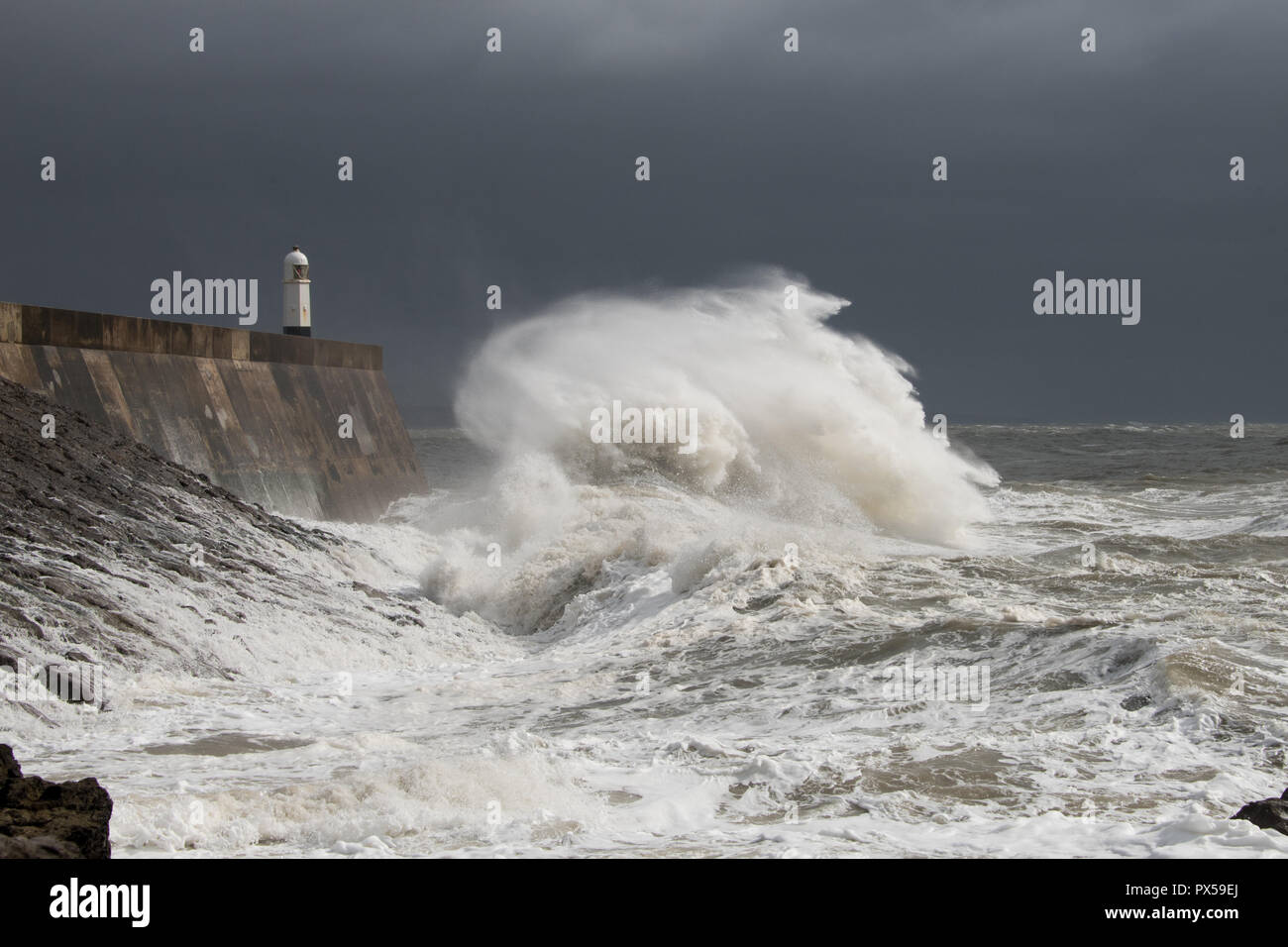 Les vagues se briser contre-lames Porthcawl Banque D'Images