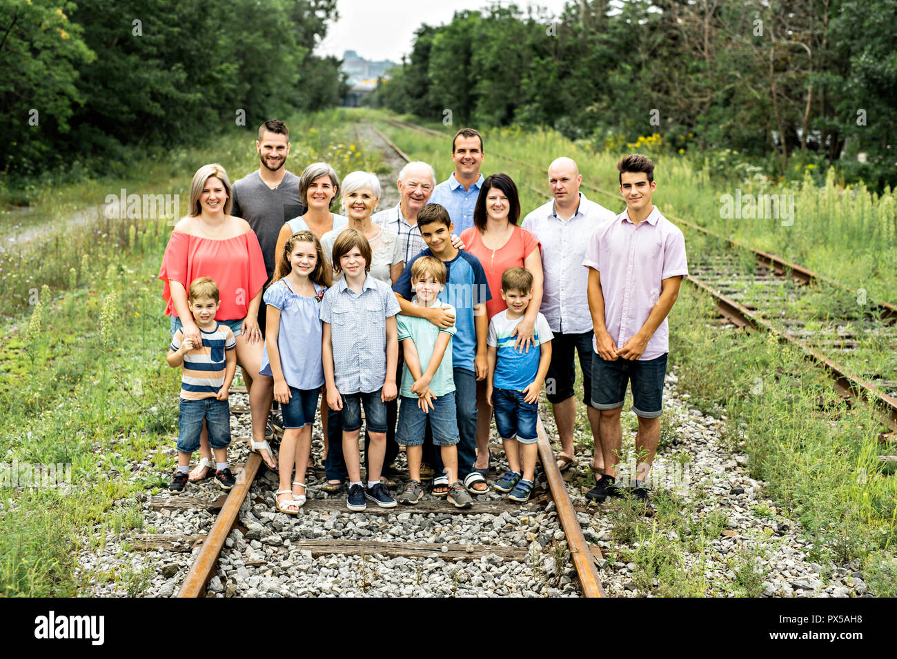 Grande famille avec grands-parents cousin père et enfant sur une forêt Banque D'Images