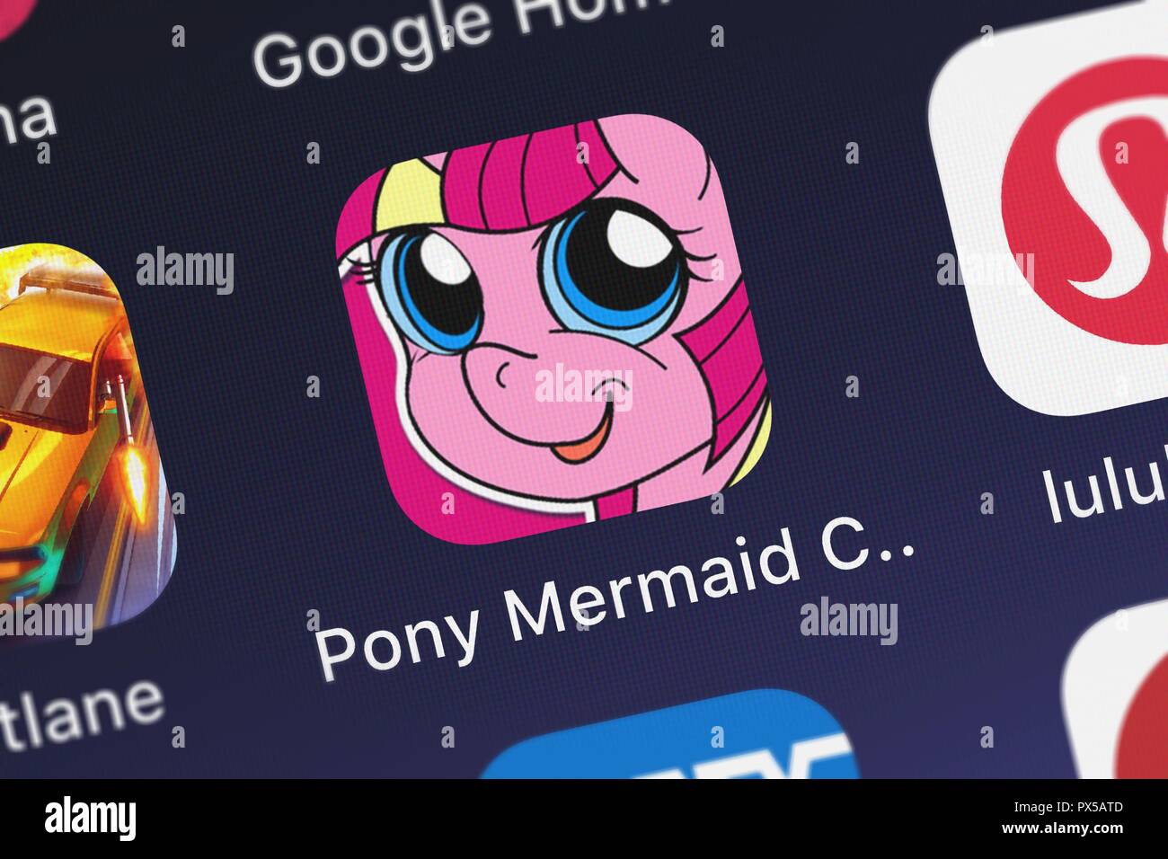 Londres, Royaume-Uni - 19 octobre 2018 : Gros plan sur le livre de coloriage Sirène Poney l'icône de l'application d'Irina Schens sur un iPhone. Banque D'Images