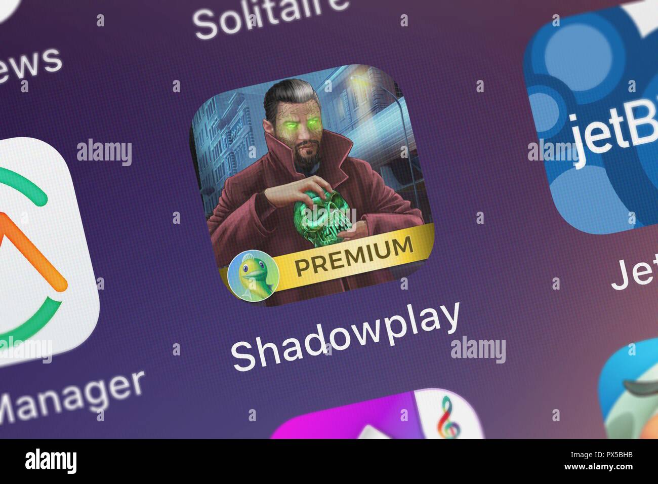 Londres, Royaume-Uni - 19 octobre 2018 : l'icône de l'application mobile Shadowplay : Chuchotements de passé de Big Fish, LLC Premium sur un iPhone. Banque D'Images