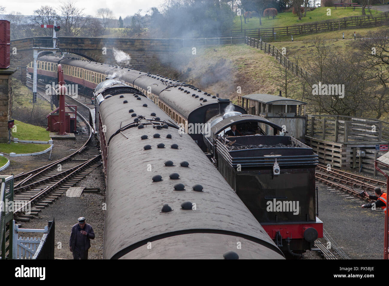 Deux trains à vapeur passant près de Grossmont sur le patrimoine de North York Moors railway dans Yorkshire du Nord Banque D'Images