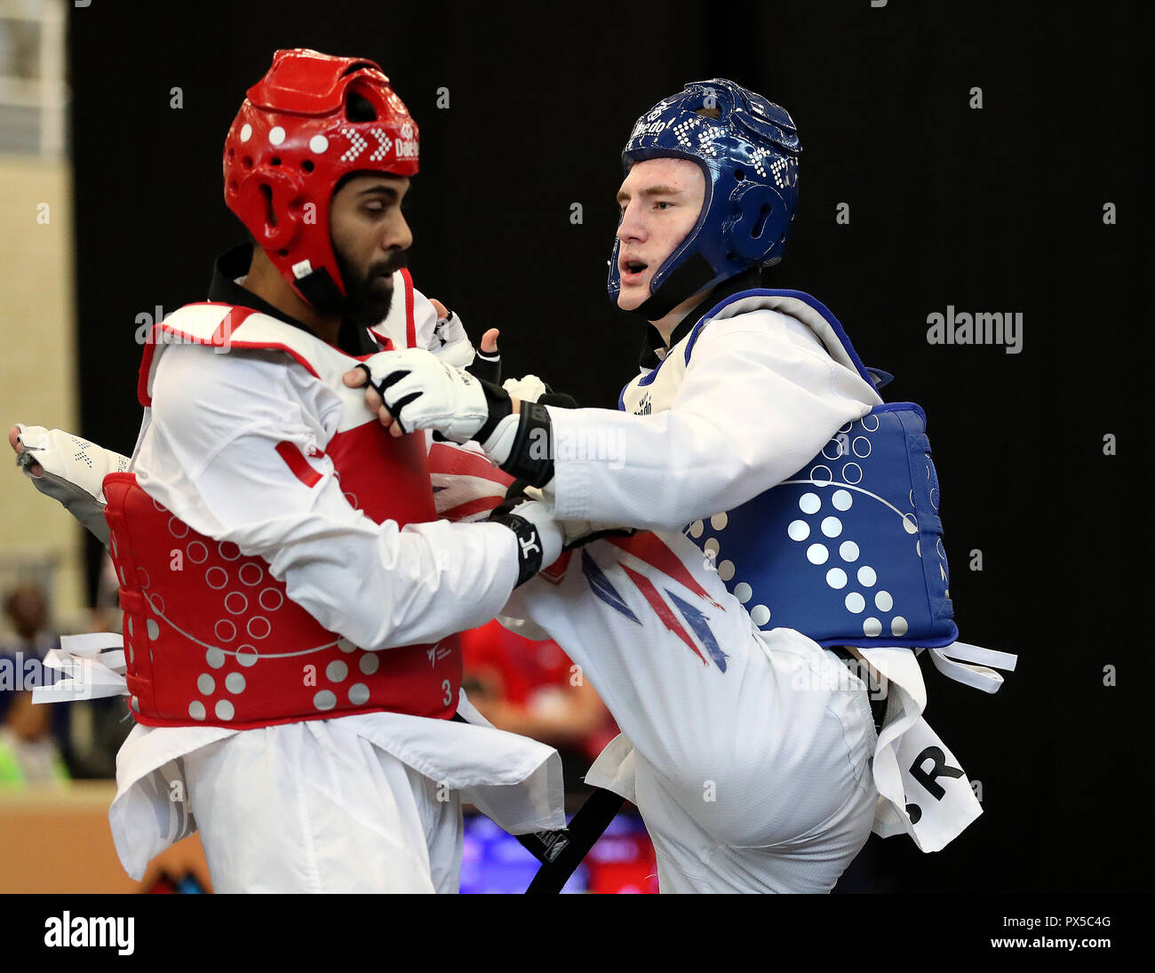 Great Britain's Bradly Sinden (à droite) lors de son premier tour victoire contre le roi Siddhartha Bhat, au cours de la première journée de la World Taekwondo WTF 2018 Grand Prix régional à l'Arena, Manchester. Banque D'Images