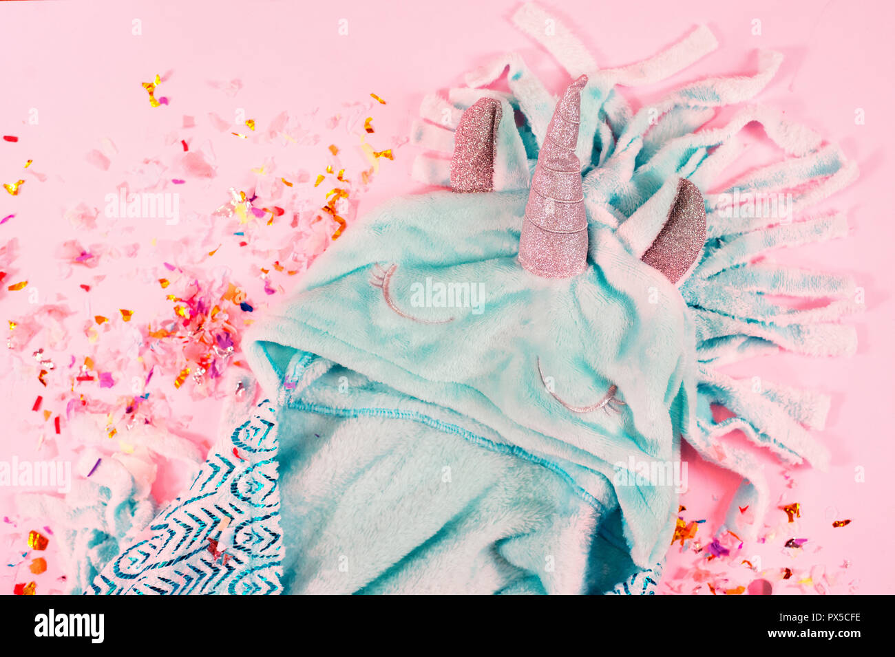 Pop art fluffy pyjamas unicorn sur fond de couleur rose pastel Banque D'Images