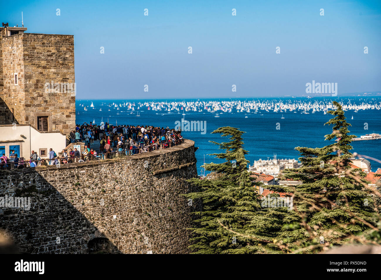 Italia, Friuli V.G., Trieste. La Barcolana. Le public observe la course du castel de San Giusto Banque D'Images