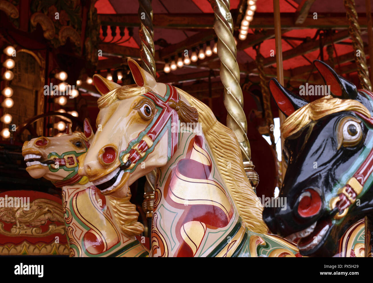 Chevaux sur un carrousel de foire Banque D'Images