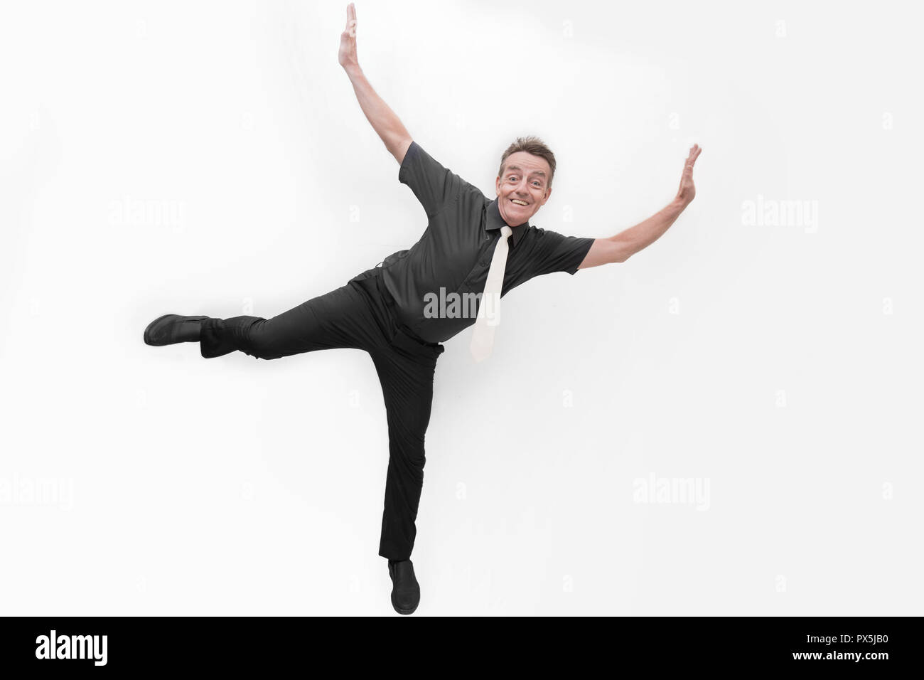 Vie personnelle pose concept fun heureux homme avec grand sourire dents blanches scène vitalité tissu noir sur fond blanc Banque D'Images