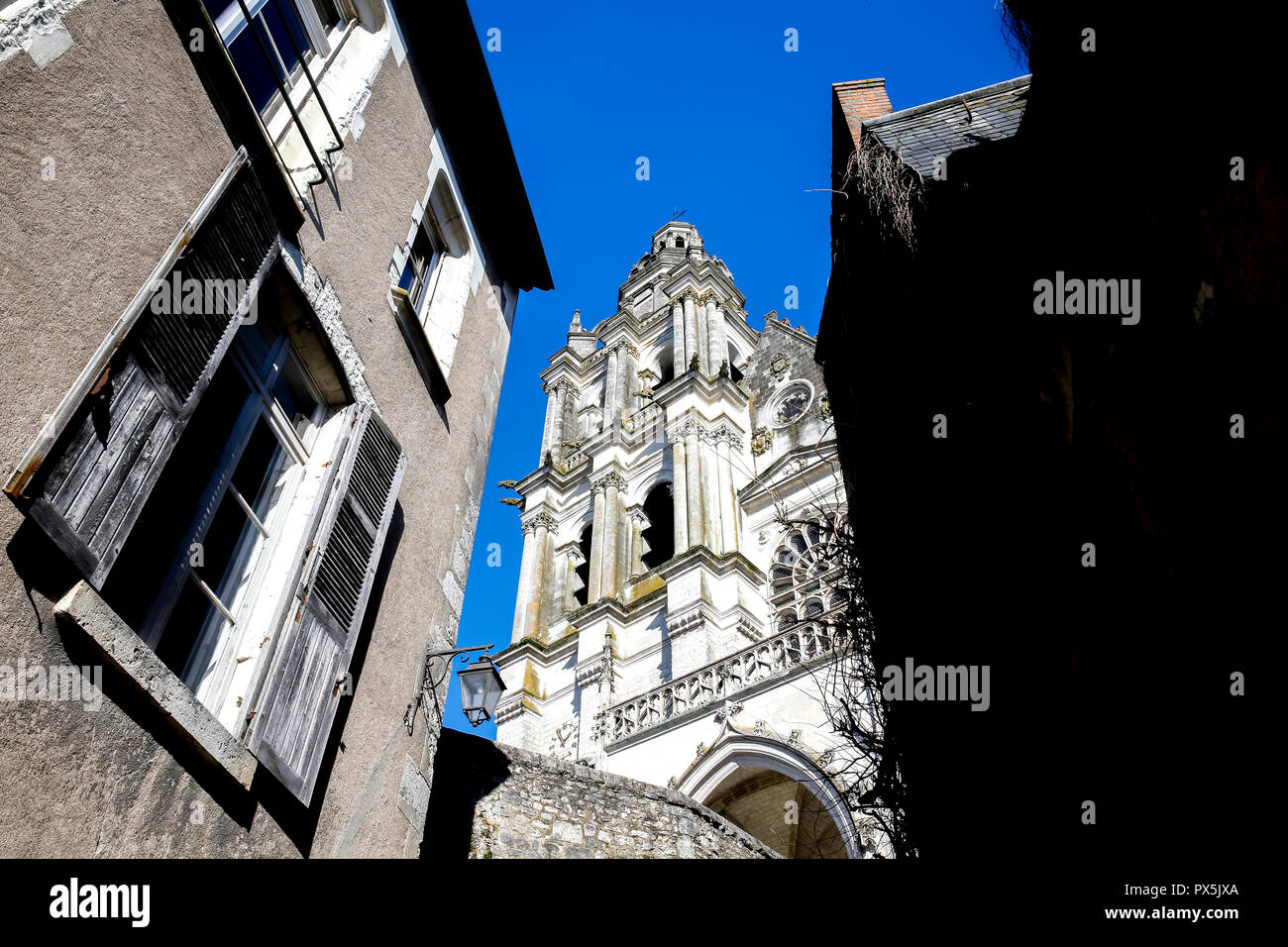 Vieille ville de Blois, France. Clocher de la cathédrale. Banque D'Images