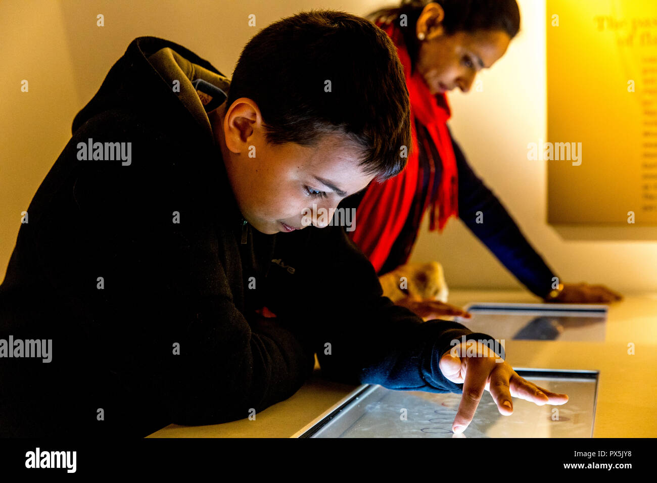 Jeune garçon de 12 ans avec sa mère à la citÃ© du chocolat (musée du chocolat), Tain-L'hermitage, France. Banque D'Images