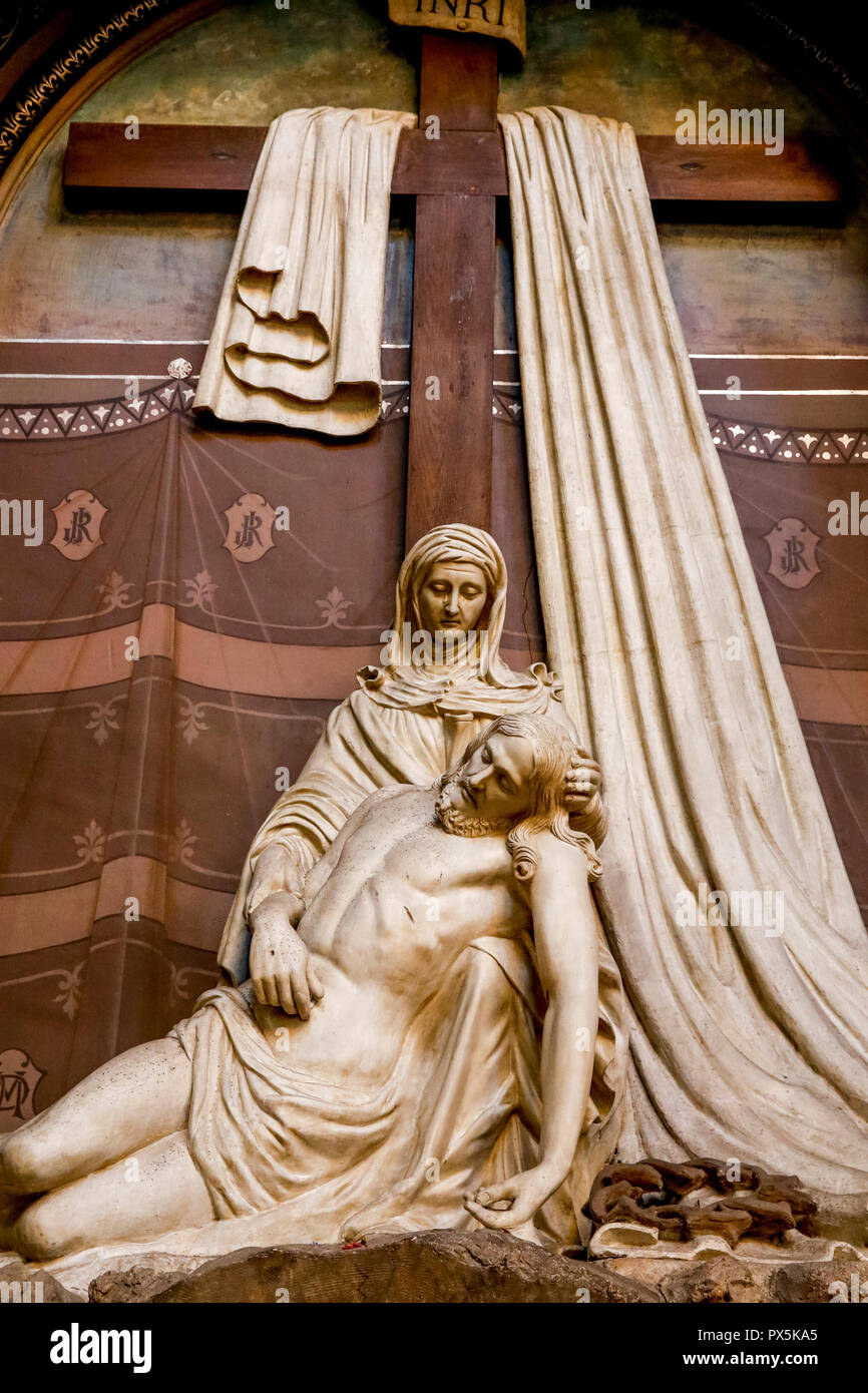 L'église St Vincent, Blois, France. Pieta statue. Banque D'Images