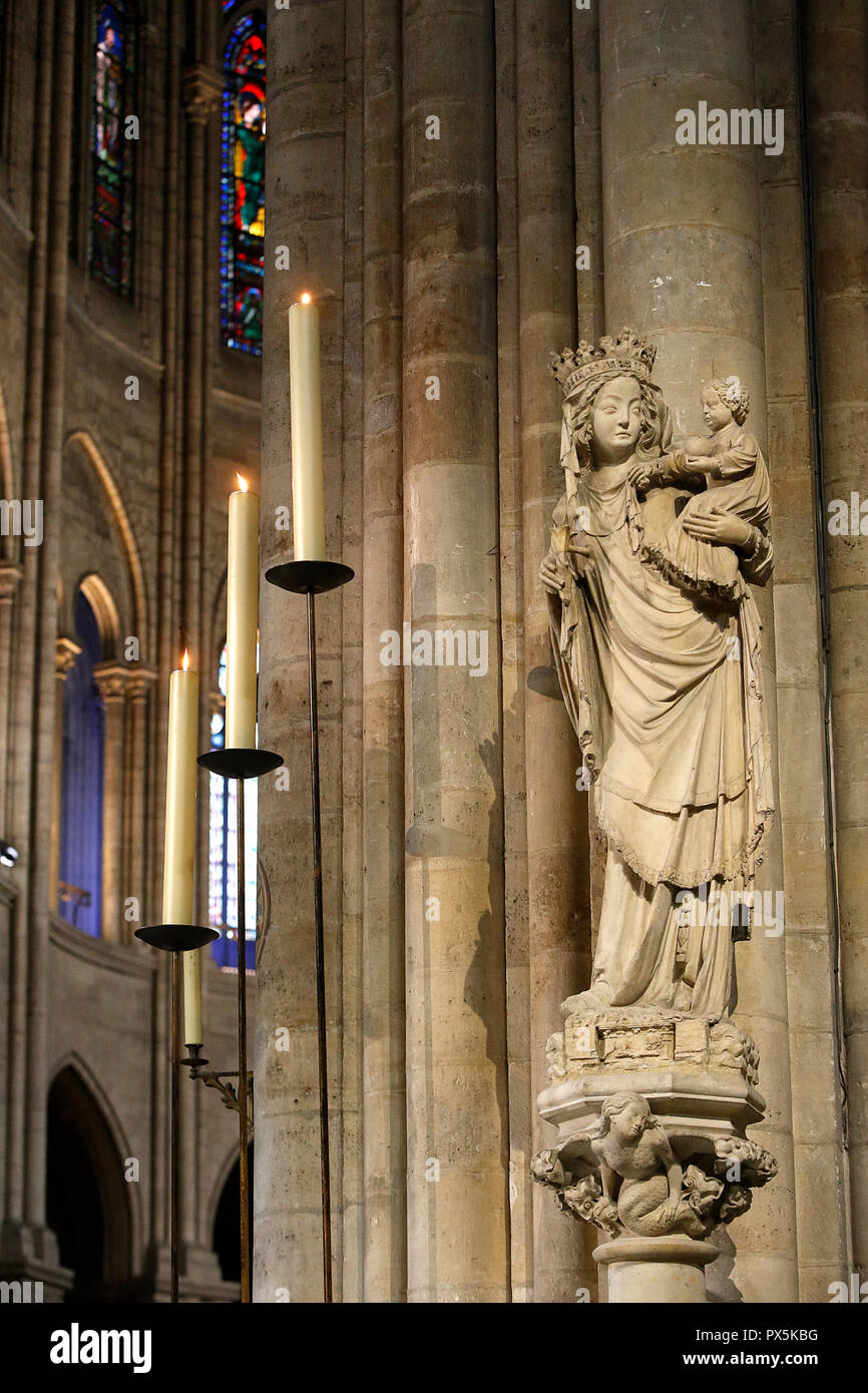 Statue de vierge à l'enfant et des bougies à la cathédrale Notre Dame, Paris, France. Banque D'Images